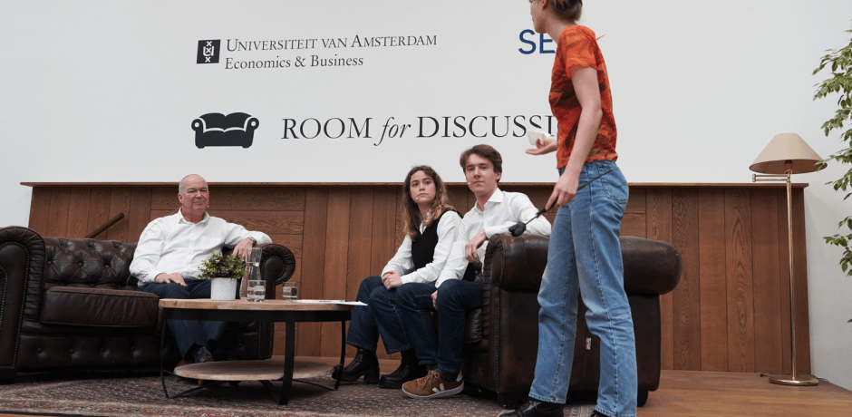 CEO van Tata Steel, Hans van den Berg, in gesprek met Koen Blaauw bij Room for Discussion. Op het podium vond een kleine demonstratie plaats tijdens het interview.